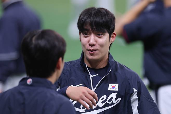 K-베이스볼 시리즈 한국과 체코의 국가대표 평가전을 하루 앞둔 7일 서울 고척스카이돔에서 한국 대표팀 원태인이 훈련하고 있다. 사진 | 고척=연합뉴스