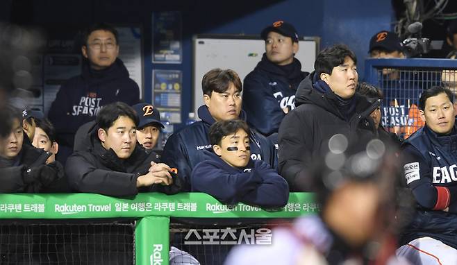 한화 류현진(가운데)이 27일 서울 잠실구장에서 열린 2025 KBO 포스트시즌 한국시리즈 2차전 LG와 경기 9회 마지막 공격을 지켜보고 있다. 잠실 | 최승섭기자 thunder@sportsseoul.com