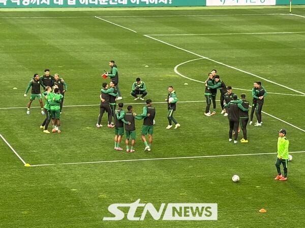 볼리비아 대표팀이 오는 13일 오후 8시 대전월드컵경기장에서 한국과 하나은행 초청 친선경기를 하루 앞두고 훈련을 진행 중이다. /사진=STN뉴스