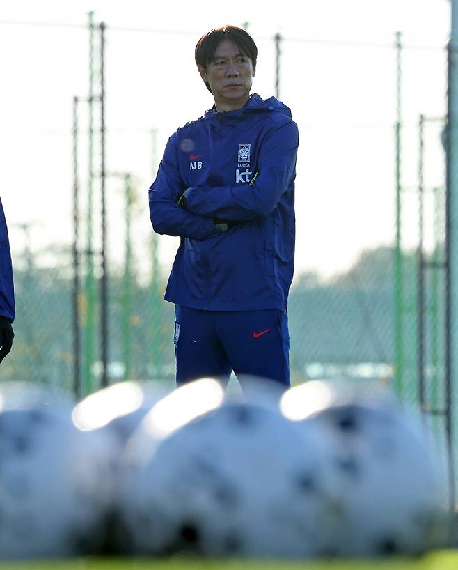 선수들 바라보는 홍명보

    (천안=연합뉴스) 김준범 기자 = 10일 오후 충남 천안 대한민국축구종합센터에서 축구대표팀 홍명보 감독이 훈련하는 선수들을 바라보고 있다. 2025.11.10