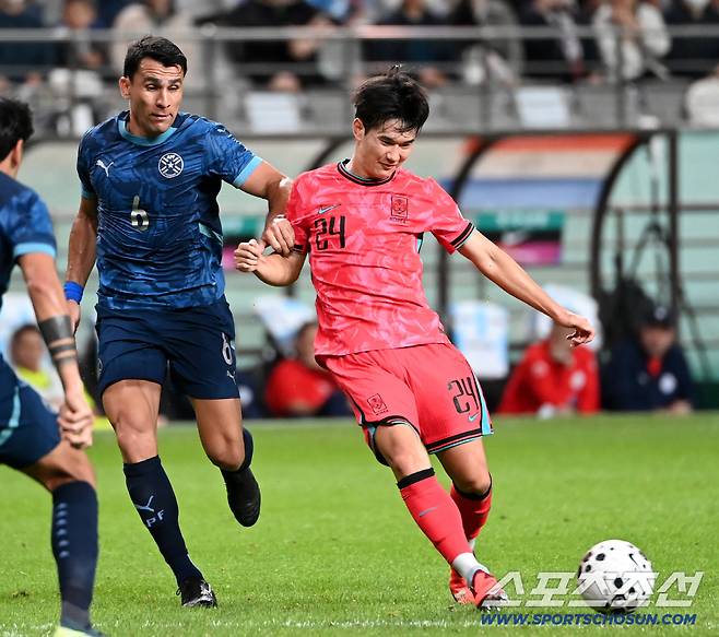 14일 서울월드컵경기장에서 열린 대한민국 축구대표팀과 파라과이의 평가전. 김진규가 돌파를 시도하고 있다. 상암=허상욱 기자wook@sportschosun.com/2025.10.14/