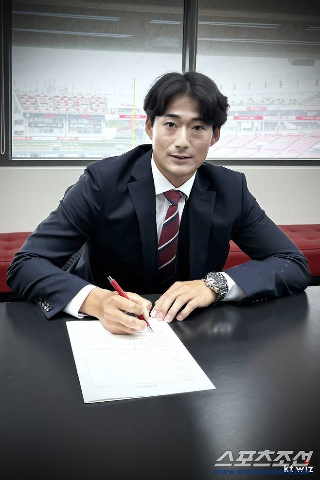 스기모토코우키가계약하는모습. KT 위즈 제공