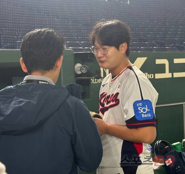일본 기자와 인터뷰하는 김서현(오른쪽). ⓒ스포츠한국 심규현 기자