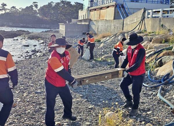 김상동 고려아연 노조 사무국장(가운데) 등 노사가 합심해 반려해변 정화활동을 하는 모습. ⓒ고려아연
