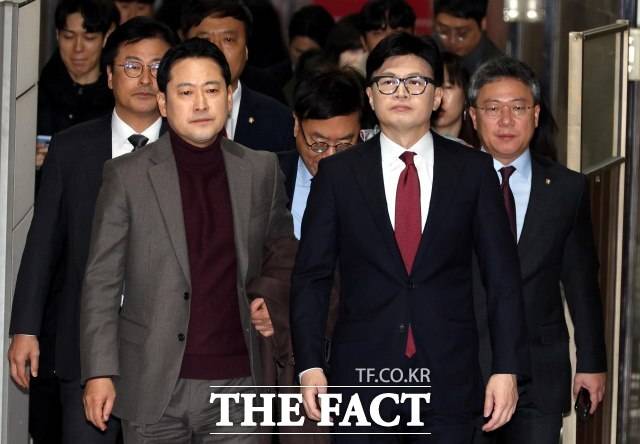'대장동 항소 포기' 사건을 계기로 한동훈 전 국민의힘 대표의 정치적 입지 확장에 대한 기대감이 높아지고 있다. 사진은 한 전 대표(오른쪽)와 장동혁 최고위원이 2024년 12월 12일 서울 여의도 국회에서 열린 비공개 최고위원회의에 참석하고 있는 모습. /뉴시스