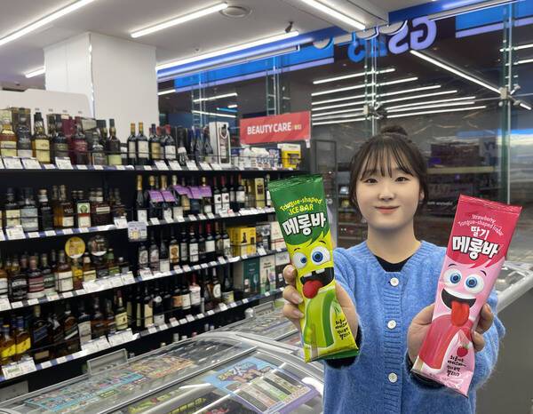 GS리테일은 자사가 선보인 아이스크림 메롱바가 GS25 편의점 아이스크림 매출 1위에 올랐다고 13일 밝혔다. 뒤를 이어 내놓은 딸기메롱바도 아이스크림 매출 2위를 기록했다. /GS리테일