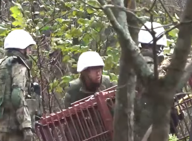 야생곰을 포획 중인 일본 자위대. 일본 매체 닛테레 보도화면 캡처