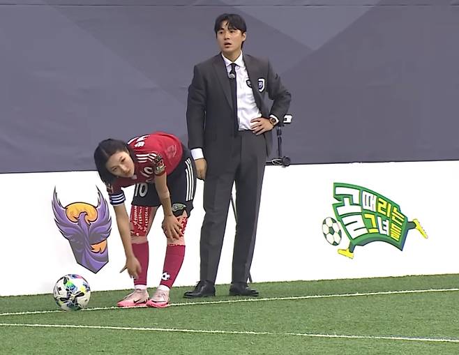 12일 방송된 SBS '골 때리는 그녀들' GIFA(지파)컵 4강전에서 국대패밀리가 원더우먼을 3-1로 꺾고 결승에 진출했다. 국대패밀리는 전반 9분 김민지의 선제골로 앞서갔고, 후반 1분 박하얀이 추가 골을 터뜨렸다. 원더우먼은 마시마의 활약으로 한 골을 만회했으나, 경기 종료 직전 김민지가 쐐기골을 넣으며 승부를 결정지었다. 이번 승리로 국대패밀리는 '골 때리는 그녀들' GIFA(지파)컵 결승에서 월드클라쓰와 맞붙게 되었다. 패배한 원더우먼은 구척장신과 3·4위전을 치른다.