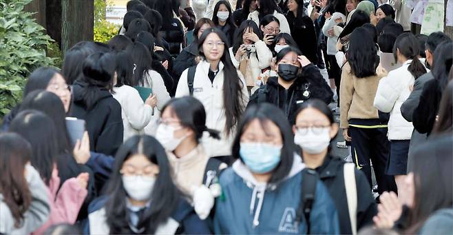 연합뉴스대학수학능력시험을 하루 앞두고 경남의 한 여자고등학교 수험생들이 교사와 후배의 응원을 받으며 교정을 나서고 있다. 거의 모든 학생이 근시로 안경을 쓰고 있다.