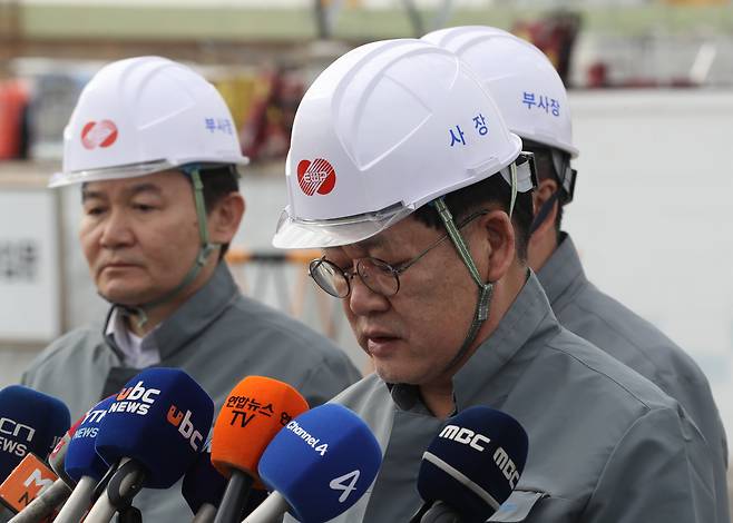 권명호 한국동서발전 사장이 13일 울산화력본부 보일러 타워 붕괴사고 현장 앞에서 대국민 사과를 하고 있다./뉴스1