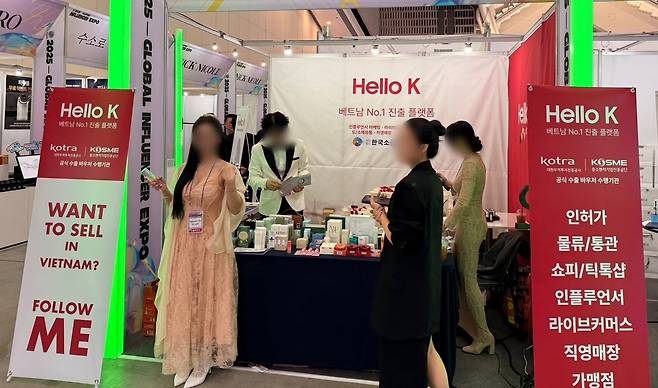 13일 인천컨벤시아에서 열린 ‘2025 인플루언서 글로벌 엑스포’의 한 수출 플랫폼 기업 부스에서 베트남 인플루언서가 숏폼 영상을 촬영하고 있다./인천=홍인석