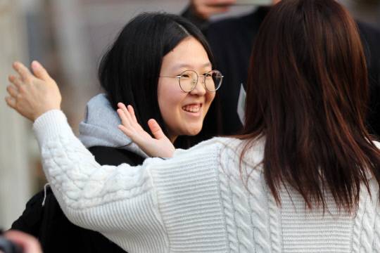 2026학년도 대학수학능력시험일인 13일 오전 대전 대덕구 동대전고등학교 수능 시험장 앞에서 수험생이 어머니와 포옹을 하고 있다. 김영태 기자
