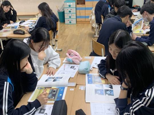 유성중학교 학생들이 영어 원서를 함께 읽으며 내용을 이해하고 의견을 나누고 있다. 유성중은 영어독서학교 프로그램을 통해 학생들이 영어를 자연스럽게 익히고 읽기의 즐거움을 느낄 수 있도록 지원하고 있다. 대전교육청 제공