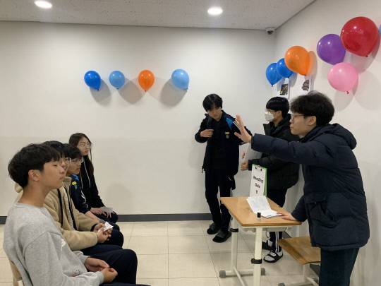 유성중학교 학생들이 영어독서학교 체험부스에서 '영어 퀴즈 챌린지' 활동에 참여하고 있다. 학생들은 영어 원서를 읽은 뒤 퀴즈를 풀며 읽기 내용을 점검하고, 자연스럽게 영어 표현력을 높이고 있다. 대전교육청 제공