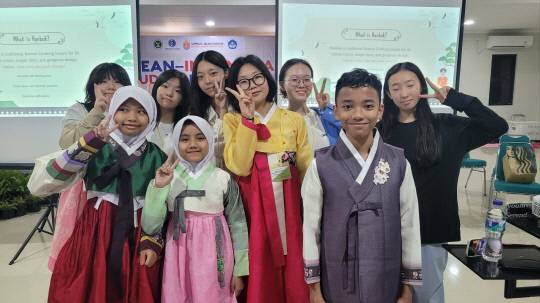 유성중학교 학생들이 인도네시아 U'mmul Quro Depok Junior High School을 방문해 한복을 입고 현지 학생들과 함께 한국 전통문화를 체험하고 있다. 이번 교류는 한국 문화를 알리고 상호 이해를 넓히는 뜻깊은 국제교류 활동으로 진행됐다. 대전교육청 제공