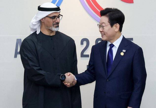 이재명 대통령이 APEC 정상회의 장소인 경북 경주화백컨벤션센터에서 아랍에미리트(UAE) 칼리드 아부다비 왕세자와 면담 전 악수하고 있다. ⓒ연합뉴스