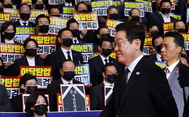 이재명 대통령이 4일 내년도 정부 예산안에 대한 시정연설을 하기 위해 서울 여의도 국회에 도착, 피케팅 시위를 벌이고 있는 국민의힘 의원들에게 인사한뒤 이동하고 있다. 장승윤 기자 tomato99@donga.com