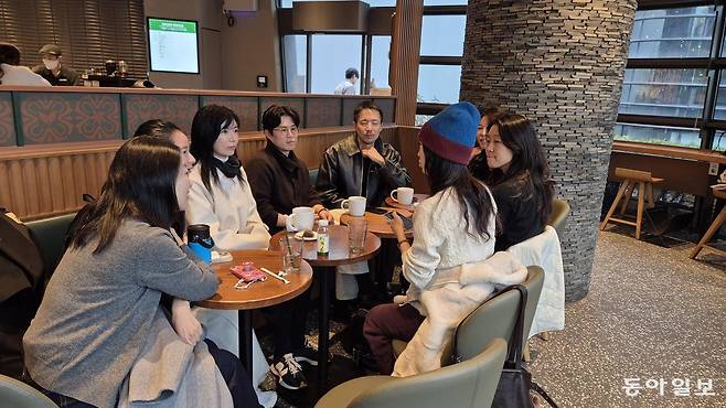 13일 오전 7시 반경 서울 종로구의 한 카페에서 열린 ‘커피챗’ 행사에서 참가자들이 대화하고 있다. 천종현 기자 punch@donga.com