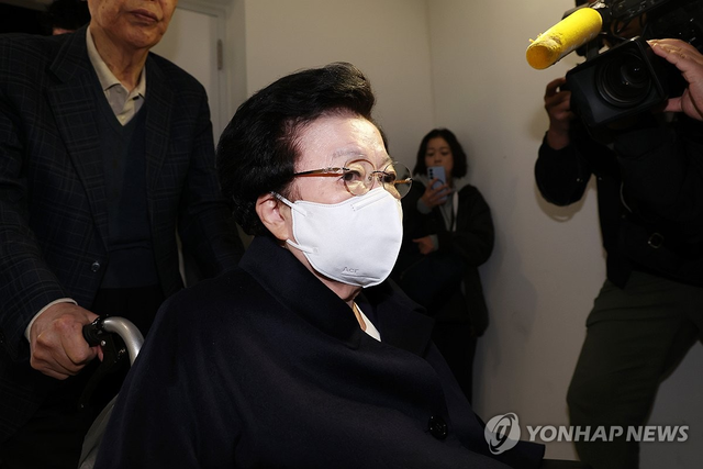 이배용 전 국가교육위원장이 6일 서울 광화문 KT 빌딩에 마련된 김건희특검 사무실로 출석하고 있다. 이 전 위원장은 김건희 여사에게 금품을 건네고 공직 인사를 청탁했다는 의혹을 받고 있다.  연합뉴스