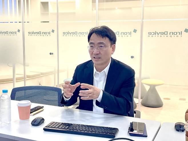 박기태 아이언디바이스 대표가 전자신문과 인터뷰를 하고 있다. (사진=아이언디바이스)