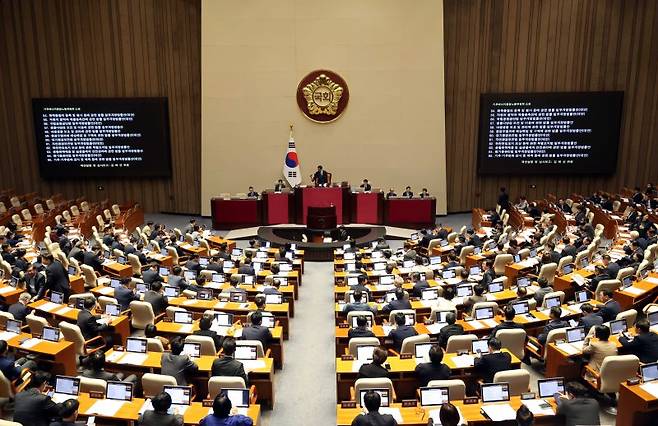 우원식 국회의장이 지난 10월 26일 오후 서울 여의도 국회 본회의장에서 열린 제429회 국회(정기회) 제10차 본회의에서 민생법안 등 여야 비쟁점 법안들을 상정하고 있다. 뉴시스