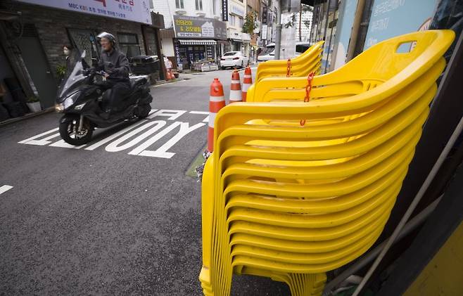 지난 10월 서울 시내의 한 음식점 앞에 빈 의자가 놓여 있다. 뉴시스 제공