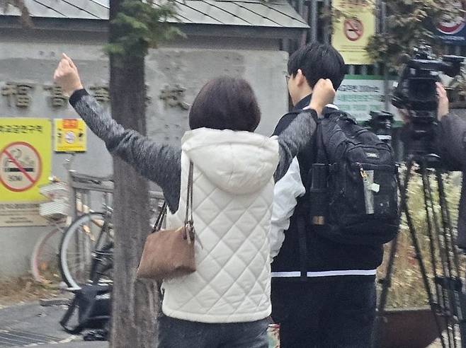 2026학년도 대학수학능력시험(수능) 당일인 13일 오전 서울 종로구 경복고등학교 앞에서 어머니 박영란씨(56)가 아들을 응원하고 있다. 사진=서지윤 기자