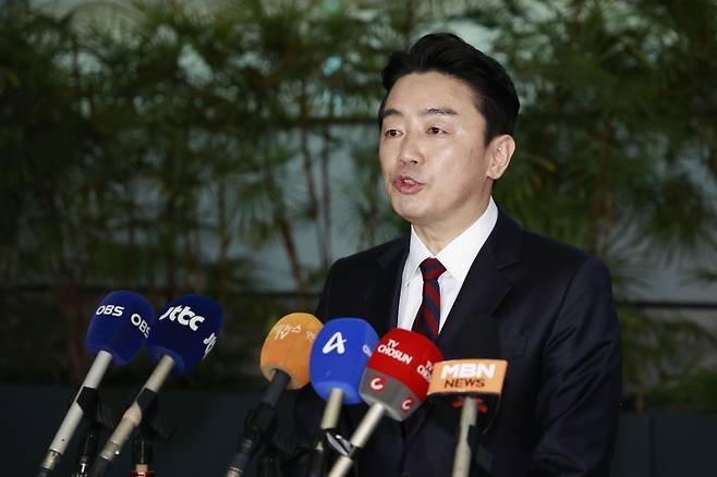 전략경제협력특사로 임명된 강훈식 대통령 비서실장이 13일 인천국제공항을 통해 아랍에미리트(UAE)로 출국에 앞서 취재진 질문에 답변하고 있다. 사진=뉴시스