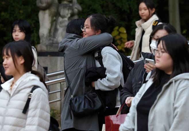 [서울=뉴시스] 홍효식 기자 = 2026학년도 대학수학능력시험을 마친 수험생이 13일 오후 서울 마포구 홍익대학교사범대학부속여자고등학교에서 가족과 포옹하고 있다. 2025.11.13. yesphoto@newsis.com /사진=뉴시스