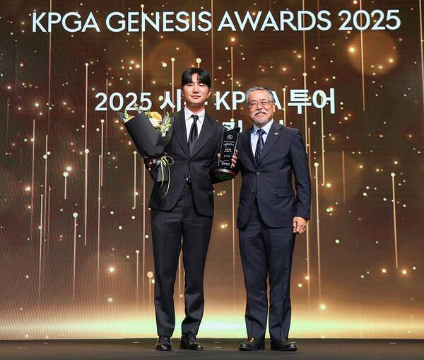 한국프로골프(KPGA) 투어 2025시즌 상금랭킹 1위를 차지한 상금왕 옥태훈 프로가 '2025 KPGA 제네시스 대상 시상식'에서 수상하는 모습이다. 사진제공=KPGA (사진을 무단으로 사용하지 마십시오.)
