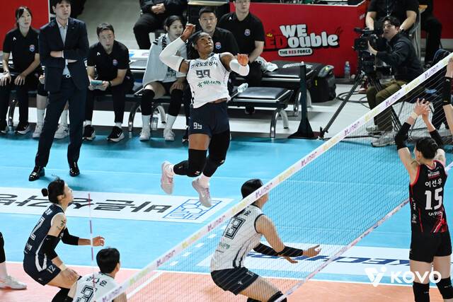 한국도로공사 레티치아 모마 바소코(등록명 모마)가 12일 대전 충무체육관에서 열린 2025∼2026 V리그 정관장과 경기에서 공격하고 있다. 한국배구연맹 제공