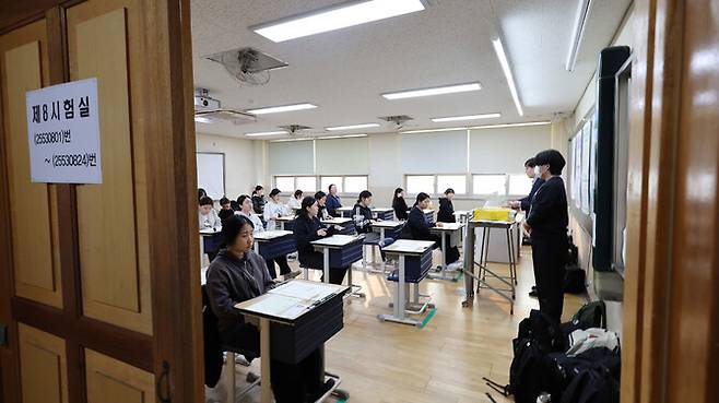 2026학년도 대학수학능력시험(수능)이 실시된 13일 오전 인천 미추홀구 인화여자고등학교에서 수험생들이 시험 시작을 기다리고 있다. 연합뉴스