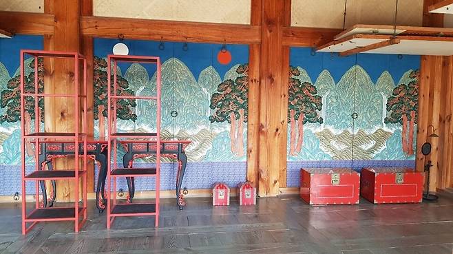 윤석열 전 대통령 시절인 2023년 3월 대통령실이 경복궁 건청궁에서 빌려간 공예품 9점. 국회 문화체육관광위원회 위원장 김교흥 더불어민주당 의원 제공