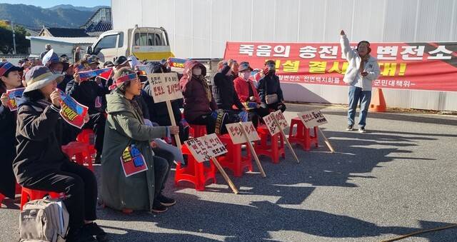 ‘초고압 송전선로 반대 곡성군민대책위원회’는 지난 10일 기자회견을 열어 전남 곡성군 곡성군청 앞에서 송전선로 및 변전소 사업에 반대한다고 밝혔다. 대책위 제공