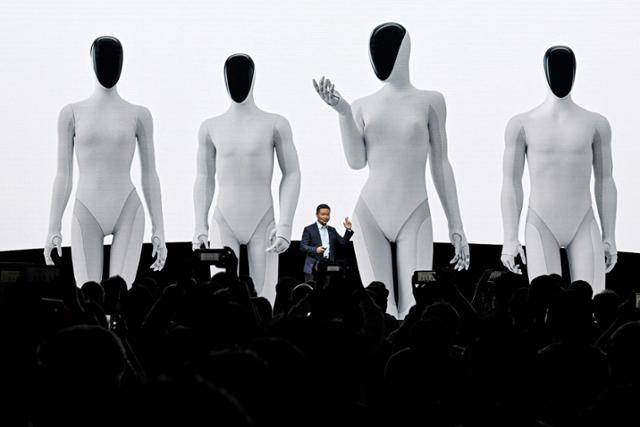 중국 전기차 메이커 샤오핑 창업자 허샤오핑이 5일 중국 광저우에서 열린 AI데이 언론 간담회에서 차세대 휴머노이드 아이언2를 선보이고 있다. 광저우(중국)=AFP연합뉴스