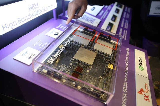 3일 서울 강남구 코엑스에서 열린 SK AI 서밋 2025 전시장에 SK하이닉스의 고대역폭메모리(HBM3E)가 전시돼 있다. 연합뉴스