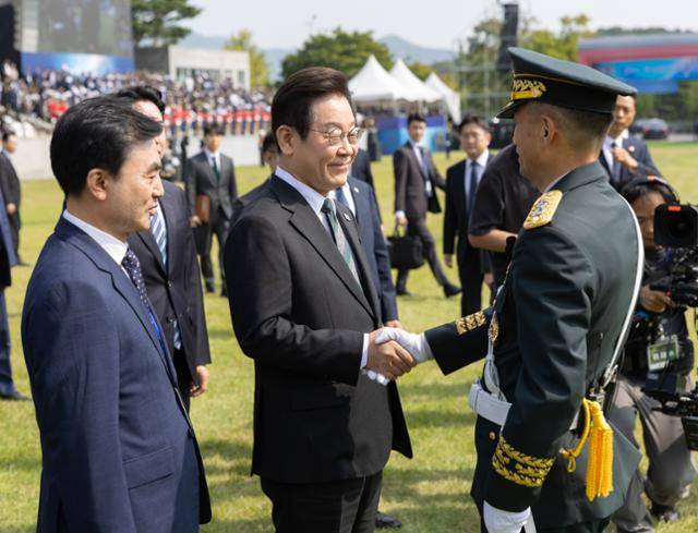 이재명 대통령이 지난달 1일 충남 계룡대에서 열린 건군 77주년 국군의 날 기념식에서 최장식 육군 소장과 악수하고 있다. 대통령실 제공