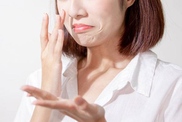 비강건조증으로 코가 뻑뻑하고 딱지가 자주 생길 땐 바셀린 연고를 코 입구에 가볍게 바르는 게 도움이 된다​./사진=클립아트코리아