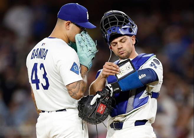<yonhap photo-4028=""> LOS ANGELES, CALIFORNIA - SEPTEMBER 18: Anthony Banda #43 talks with Ben Rortvedt #47 of the Los Angeles Dodgers in the eighth inning of play against the San Francisco Giants at Dodger Stadium on September 18, 2025 in Los Angeles, California. Ronald Martinez/Getty Images/AFP (Photo by RONALD MARTINEZ / GETTY IMAGES NORTH AMERICA / Getty Images via AFP)/2025-09-19 14:48:02/ <저작권자 ⓒ 1980-2025 ㈜연합뉴스. 무단 전재 재배포 금지, AI 학습 및 활용 금지></yonhap>