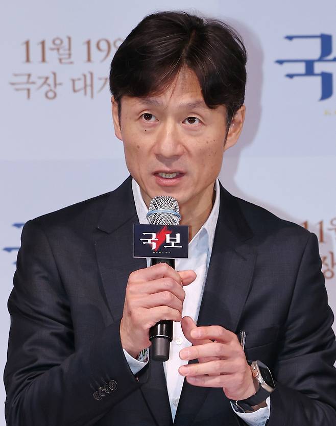 <yonhap photo-5165=""> 질문에 답하는 이상일 감독 (서울=연합뉴스) 이재희 기자 = 재일동포 이상일 감독이 13일 서울 CGV 용산아이파크몰점에서 열린 영화 '국보' 시사 간담회에서 질문에 답하고 있다. 2025.11.13 scape@yna.co.kr/2025-11-13 17:24:07/ <저작권자 ⓒ 1980-2025 ㈜연합뉴스. 무단 전재 재배포 금지, AI 학습 및 활용 금지></yonhap>