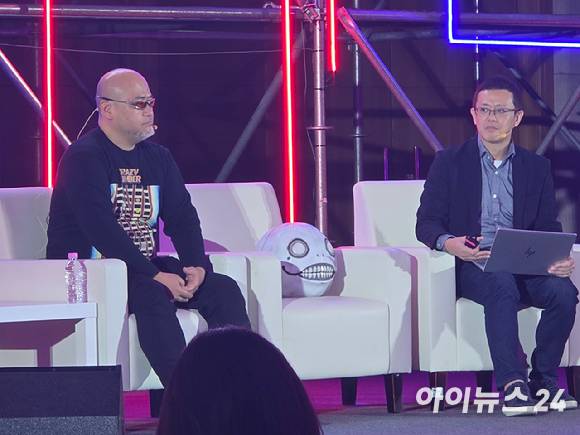 카미야 히데키(왼쪽) 클로버즈 스튜디오 대표, 요코 타로(가운데) 붓타로 대표가 13일 부산 벡스코 컨벤션홀에서 열린 게임 콘퍼런스 '지콘'에 참석하고 있다. [사진=박정민 기자]