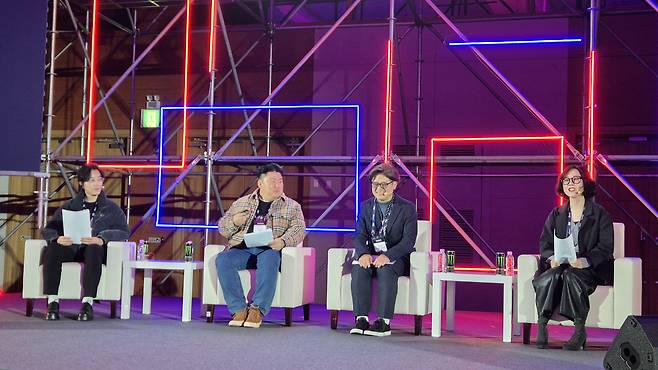 ▲ 좌측부터 시니 작가, 운 작가, 사카모토 신이치 작가, 전혜정 교수