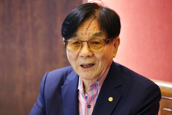 이근배 시인이 12일 새 시집 『아버지의 훈장』 출간 기념 기자 간담회에서 독립운동가였던 아버지의 기억을 들려주고 있다. [연합뉴스]