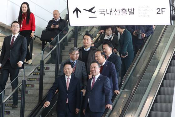 (청주=뉴스1) 김용빈 기자 = 장동혁 국민의힘 대표 등이 10일 충북 청주국제공항에서 열린 국민의힘 공항 활성화 방안 정책간담회 종료 후 공항 시설물을 둘러보고 있다. 2025.11.10/뉴스1