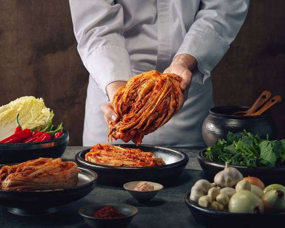 안다즈 서울 강남이 정읍 배추와 신안 천일염으로 김치를 담그며 제철 재료와 발효의 가치를 전하는 김장 클래스와 코스 요리 프로그램을 선보인다. 사진 안다즈 서울 강남