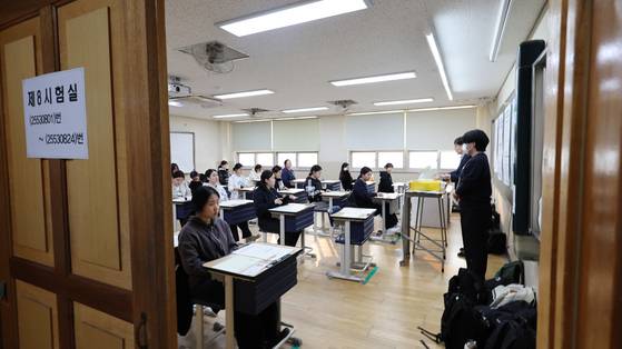 2026학년도 대학수학능력시험(수능)이 실시된 13일 오전 인천 미추홀구 인화여자고등학교에서 수험생들이 시험 시작을 기다리고 있다. 연합뉴스