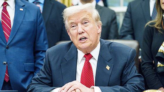 도널드 트럼프 미국 대통령이 12일(현지시간) 워싱턴 DC 백악관 집무실에서 임시 예산안에 서명하면서 취재진과 대화하고 있다. 트럼프 대통령의 서명으로 지난달 1일부터 시작돼 43일째 이어져 온 연방 정부 셧다운(일시적 업무 정지)은 종료됐다. EPA=연합뉴스