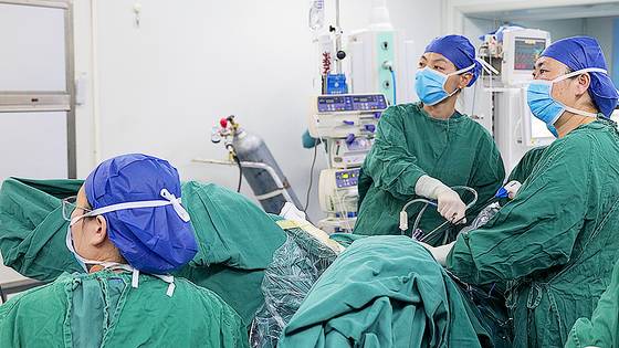 중국의 의사들이 코로나19 이후 만성적인 임금 삭감에 불만을 가지고 있는 것으로 나타났다. 사진은 중국 티베트 라싸시의 한 병원의 수술실에서 의사들이 수술을 집도하고 있다. 신화=연합뉴스