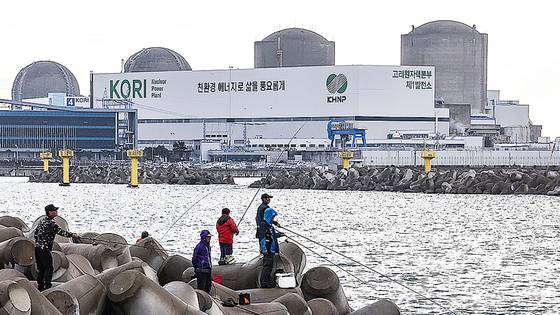 원자력안전위원회가 13일 고리원전 2호기(오른쪽 두번째) 계속운전 허가 안건을 승인함에 따라 2033년 4월까지 연장 가동된다. 맨 오른쪽은 영구 정지 8년 만인 지난 6월 해체가 결정된 고리원전 1호기 모습. 송봉근 기자