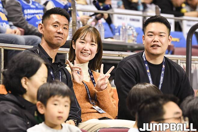 ▲B리그에서 각각 홍보, 운영을 담당하고 있는 야나세 하루카(중), 미우라 케이야(우)